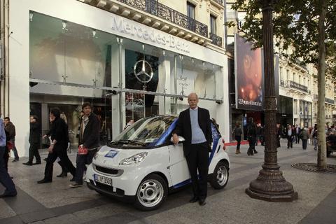 Daimler-Chef Dr. Dieter Zetsche, hier vor der Mercedes-Benz Gallery auf den Pariser Champs-Elysées am Smart car2go edition, dem ersten in Serie gebauten Carsharing-Auto der Welt, kann mit dem Erfolg von car2go zufrieden sein. Ob es in Frankfurt auch rundläuft? Foto: obs/ Daimler AG