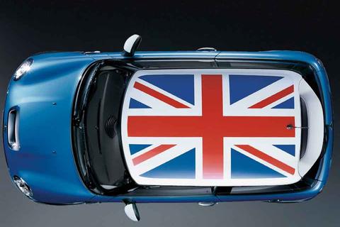 Vorreiter: Beim britischen Kult-Auto Mini sind den Individualisierungen seit jeher keine Grenzen gesetzt. Ein Wagendach in den Farben des Union Jack ist da schon fast ein alltägliches Extra. Foto: BMW