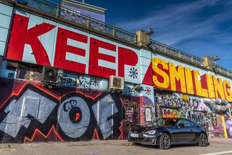 „Keep Smiling“ – dieses Graffito, vor dem der Subaru BRZ steht, könnte auch als Motto für die anstehenden Grenzwert-Herausforderungen für den Konzern gelten. Foto: Subaru 