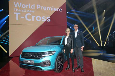 Ralf Brandstätter und Cara Delevingne präsentierten den T-Cross in Amsterdam bei einer von drei Weltpremieren. Foto: Volkswagen 