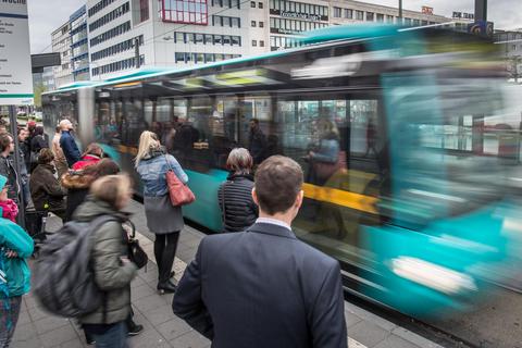 Auch in Zeiten der Corona-Pandemie sind Frankfurts Bushaltestellen zu Stoßzeiten  stark frequentiert. Ist auch der ankommende Bus zu voll, empfehlen Experten, einen Bus später zu nehmen. Foto: dpa