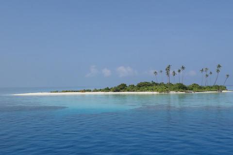 Unbewohnte Eilande mit Traumstränden und Palmen: Das ist die Inselwelt der Malediven. Foto: Katja Hink  Foto: Katja Hink