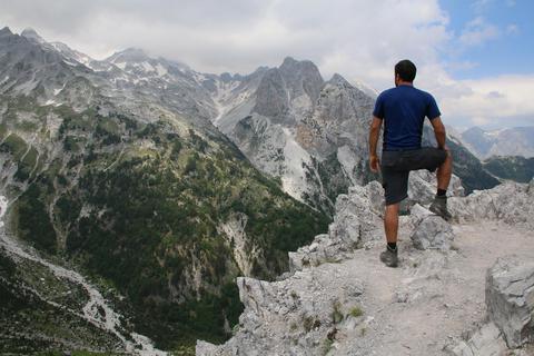 Blick auf die schroffen Berge des Valbona-Passes. Foto: Eithan Reubens