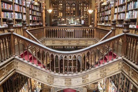 Die Livraria Lello in Porto, Portugal soll Vorbild für die Buchhandlung Flourish & Blotts der Harry-Potter-Reihe gewesen sein. Foto: Ivo Rainha