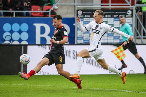 Der entscheidende Moment: SVWW-Spieler Thijmen Goppel (links) setzt sich gegen Elversbergs Maurice Neubauer durch und erzielt einen Treffer Marke Tor des Monats.