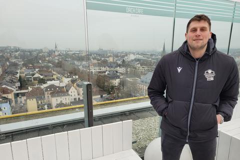 Will mit den Gießen 46ers hoch hinaus: Stefan Fundic in der Sky-Bar des Dach-Cafés.