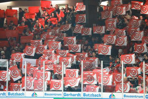 Bis zu 2200 Fans dürfen zurück ins Bad Nauheimer Stadion. Archivfoto: Chuc 