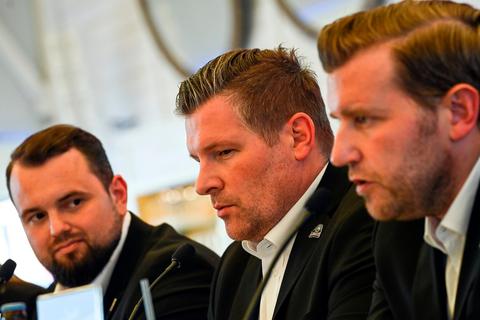 Löwen-Trio: Sportdirektor Franz-David Fritzmeier (rechts) sowie Cheftrainer "Bo" Subr (Mitte) und Co-Trainer Jan Barta.  Foto: Hübner 