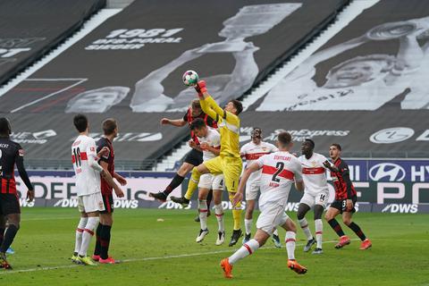 Stuttgarts Torwart Gregor Kobel (Mitte) versucht einen Ball wegzufausten. Foto: dpa