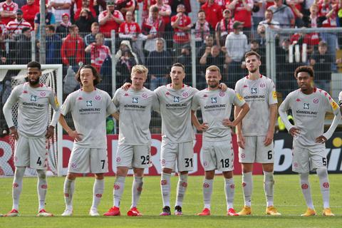 Die Spieler des FSV Mainz 05 verfolgen gebannt das Elfmeterschießen im DFB-Pokal gegen Elversberg. Foto: Steven Mohr