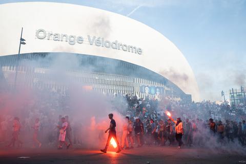Ein Eintracht-Fan wurde im Stade Velodrome von einem Feuerwerkskörper schwerverletzt.  Bild: dpa