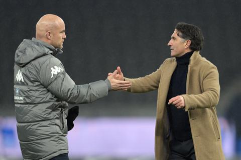Mainz-05-Sportvorstand Rouven Schröder (li.) und Trainer Bruno Labbadia von Hertha verabschieden sich nach Spielende.  Foto: dpa/ Soeren Stache