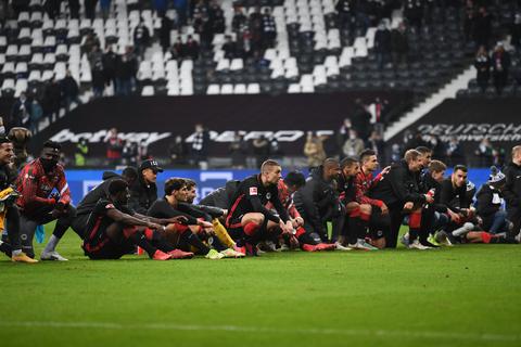 Die Spieler von Eintracht Frankfurt - hier nach dem Sieg gegen Mainz 05. Foto: dpa/ Arne Dedert