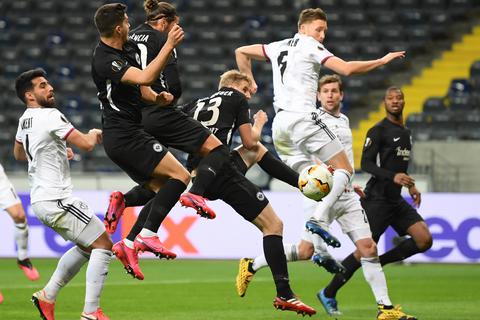Im Hinspiel kassierte Eintracht Frankfurt gegen den FC Basel eine 0:3-Heimpleite. Foto: dpa