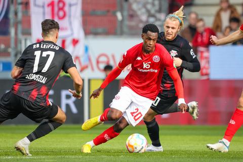 Sicher mit dem Ball, zupackend in der Defensive: Der 05er Edimilson Fernandes (rotes Trikot) glänzt gegen Leipzig. Foto: Lukas Görlach