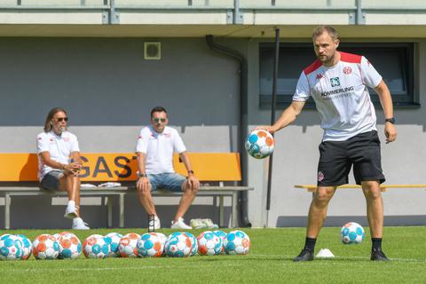 Bo Svensson (vorne) agiert auf dem Trainingsplatz. Martin Schmidt (sitzend links) und Christian Heidel halten sich eher im Hintergrund. Foto: imago