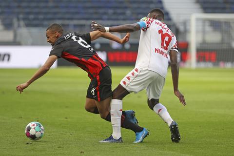 Frankfurts Djibril Sow (links) und Moussa Niakhaté von Mainz 05 im Zweikampf. Foto: René Vigneron