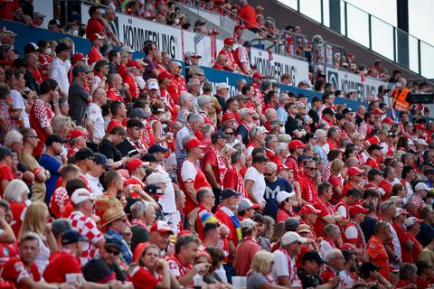 10.500 Fans erlebten vor zwei Wochen den Sieg von Mainz 05 gegen RB Leipzig. An diesem Samstag hoffen die 05er beim Heimspiel gegen Greuther Fürth sogar auf ein ausverkauftes Haus. Foto: Lukas Görlach 