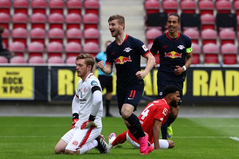 Wie im Hinrundenspiel sorgte RB-Stürmer Timo Werner (Mitte) mit drei Treffern für Mainzer Frust. Foto: dpa