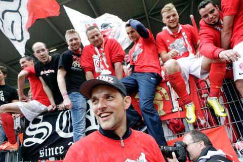 Feiern mit den 05-Fans: Thomas Tuchel als Mainzer Trainer im Mai 2014. Archivfoto: Sascha Kopp 