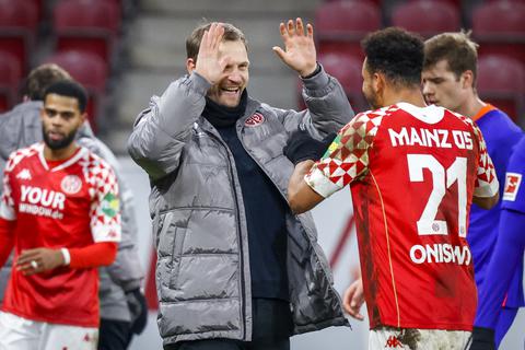 Mainz-05-Trainer Bo Svensson klatscht sich mit Karim Onisiwo ab. Foto: Lukas Görlach