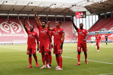 Mainz 05-Spieler heben ihre Fäuste gegen Rassismus.  Foto: Sascha Kopp