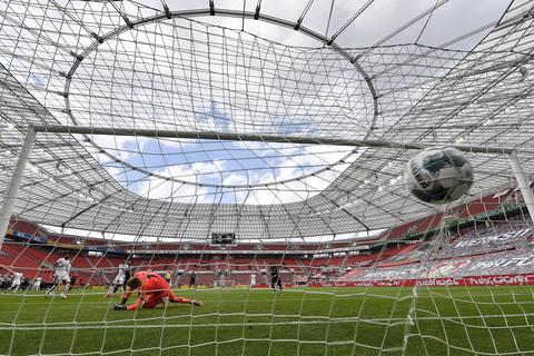 Florian Müller kann das 1:0 durch Kevin Volland (4.v.l., verdeckt) von Bayer 04 Leverkusen nicht verhindern.  Foto: dpa