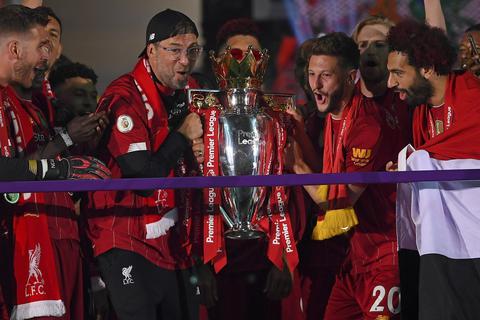 Jürgen Klopp und Spieler des FC Liverpool am Mittwochabend mit dem Meisterschaftspokal der Premiere League.  Foto: dpa