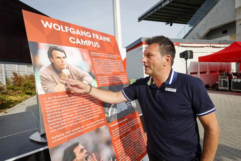 Fortan trägt das Trainingsgelände der 05er samt Bruchwegstadion den Namen von Trainerlegende Wolfgang Frank, wie Manager Christian Heidel hier erklärt. Foto: Sascha Kopp