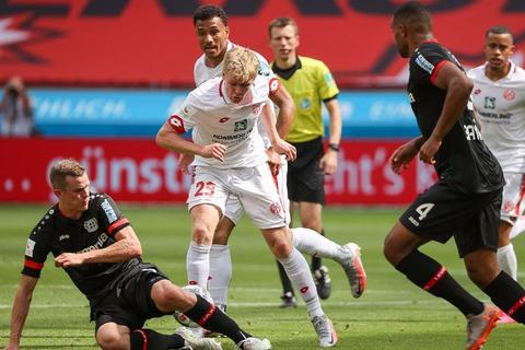Der Leverkusener Sven Bender blockt den Mainzer Stürmer Jonathan Burkardt.  Fotos: rscp / Hasan Bratic