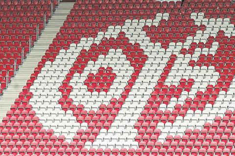 Das Logo von Mainz 05 auf Zuschauersitzen.  Symbolfoto: Sascha Kopp