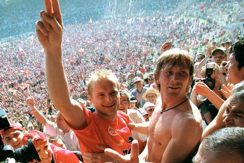 Ansgar Brinkmann 1998 nach dem Aufstieg der Frankfurter Eintracht in die Erste Liga. Foto: Imago/Werek