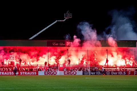 Lübecks Fans brennen im Spiel gegen Mainz 05 Pyrotechnik ab. Foto: Daniel Bockwoldt/dpa