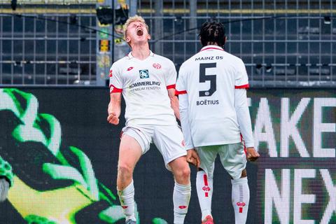 Der Mainzer Jonathan Burkardt (links) bejubelt sein Kopfballtor zum 1:0 zusammen mit seinem Teamkollegen Jean-Paul Boetius. Am Ende gewinnen die 05er im Juni 2020 mit 2:0 beim BVB. Archivfoto: dpa 