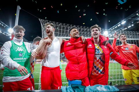 Feier im Konfetti-Regen: Die 05-Profis bejubeln den Sieg gegen Bayer Leverkusen.  Foto: Lukas Görlach 