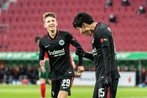 Daichi Kamada (r.) jubelt mit Jesper Lindström von Eintracht Frankfurt über seinen Treffer zur 1:0-Führung.  Foto: dpa