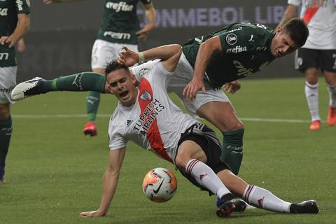 Rafael Santos Borré (vorne) von River Plate, mittlerweile bei Eintracht Frankfurt unter Vertrag.   Foto: Nelson Almeida/Pool AFP/AP/dpa +++ dpa-Bildfunk +++