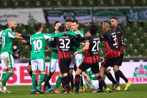 Die Spieler von Werder und Frankfurt liefern sich eine Auseinandersetzung kurz vor Schluss. Foto: dpa/ Carmen Jaspersen