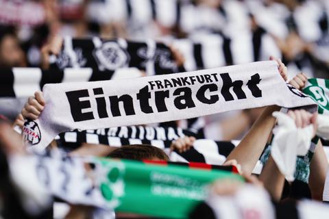 Im Heimspiel gegen den VfB Stuttgart kam die Eintracht nicht über ein 1:1 hinaus. Im Anschluss gab es am Bahnhof großen Ärger.