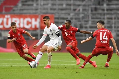 Münchener Übermacht: Wie schon vor 20 Tagen beim 2:5 im Bundesliga-Spiel bei den Bayern werden André Silva (am Ball) und Co. einen schweren Stand haben. Foto: dpa