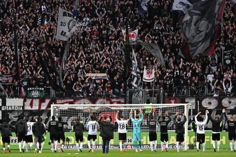 Die Spieler von Eintracht Frankfurt feiern den Sieg gegen Bayer Leverkusen mit ihren Fans. Foto: dpa