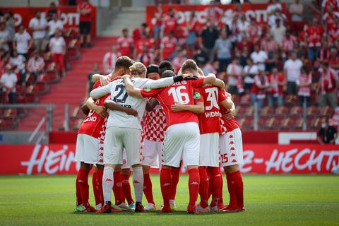Die Spieler von Mainz 05 schwören sich vor dem Heimspiel gegen RB Leipzig ein. Nun dürfen einige die Quarantäne verlassen und kehren zurück in den Kader. Foto: Lukas Görlach