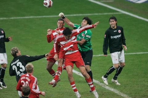 Im Mittelpunkt des Geschehens: Oka Nikolov am 3. November 2007 beim 0:0 in München. Foto: imago