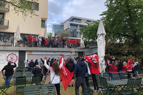 Fans feiern mit der Mannschaft des 1. FSV Mainz 05 den Klassenerhalt vor dem Teamhotel am Volkspark. Foto: Tobias Goldbrunner