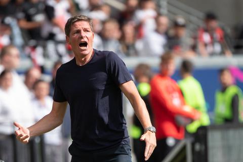 Frankfurts Trainer Oliver Glasner reagiert auf die Leistung der Eintracht gegen Wolfsburg. Foto: Sebastian Gollnow/dpa