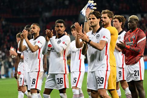 Frankfurts Spieler applaudieren mit den Fans nach der 0:2-Niederlage bei Bayer Leverkusen. Foto: dpa