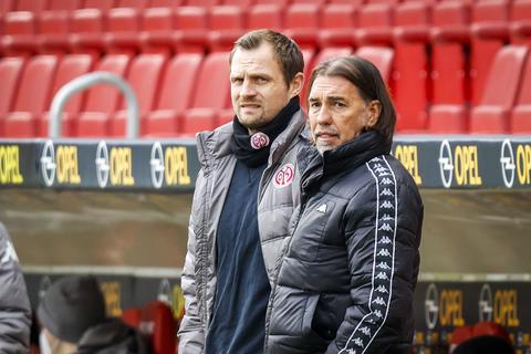 Mainz-05-Trainer Bo Svensson (links) und 05-Sportdirektor Martin Schmidt an der Seitenlinie beim Spiel gegen RB Leipzig. Foto: Lukas Görlach
