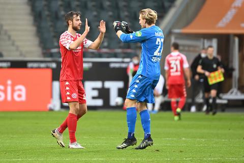 05-Torwart Robin Zentner jubelt nach dem Spiel mit seinem Teamkollegen Alexander Hack. Foto: dpa
