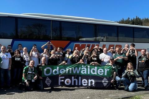 Fanclub-Vorsitzender Frank Landzettel (hält rechts die Fahne) und die "Odenwälder Fohlen" auf einer ihrer Touren zu einem Spiel von Borussia Mönchengladbach.