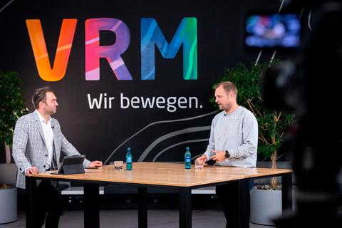 05-Coach Bo Svensson (rechts) spricht im Talk mit VRM-Sportchef Tobias Goldbrunner über tiefgründige Themen.  Fotos: Lukas Görlach 